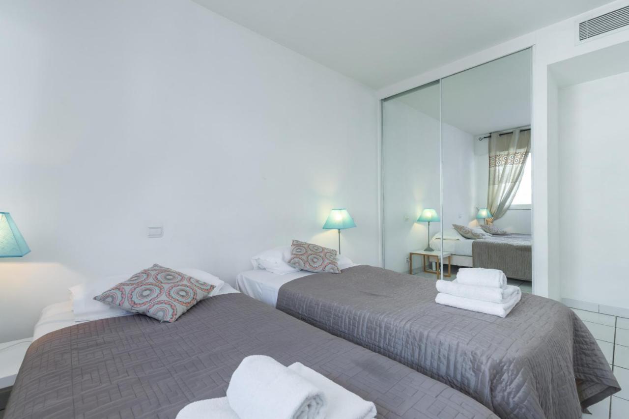 Bright Two Bedroomed Apartment On The Beach In Cannes With Huge Terrace With Fabulous Sea Views - 2001 ภายนอก รูปภาพ